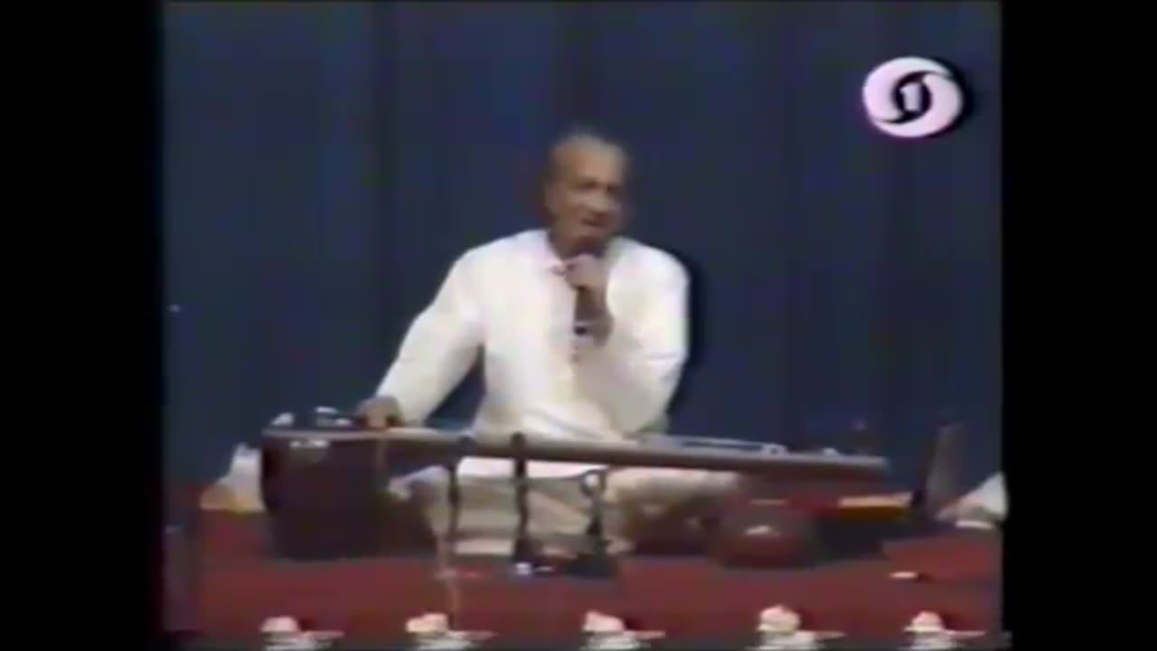Ravi Shankar teaching young Anoushka