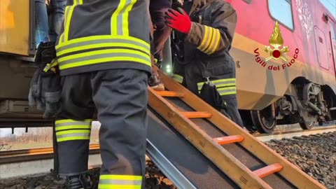 Scontro tra mezzo pesante e treno, intervento dei Vigili del Fuoco a Chivasso (Torino)