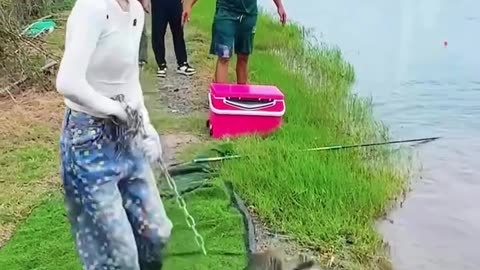 See what this woman caught from river