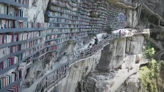 Una librería construida al borde de un abismo en China