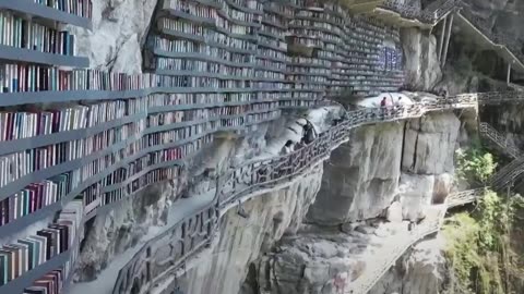 Una librería construida al borde de un abismo en China