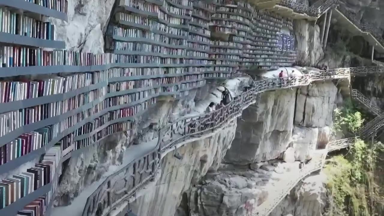 Una librería construida al borde de un abismo en China