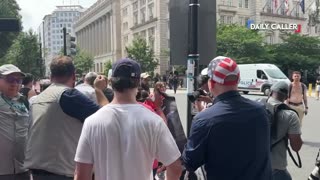 🚨 Woman escorted away by police after waving a Trump flag in front of screaming No Kings protesters