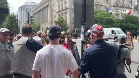 🚨 Woman escorted away by police after waving a Trump flag in front of screaming No Kings protesters