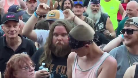 Heartwarming Moment at the Concert 🎶❤️ | Kindness Hits Different! 🙌🧢
