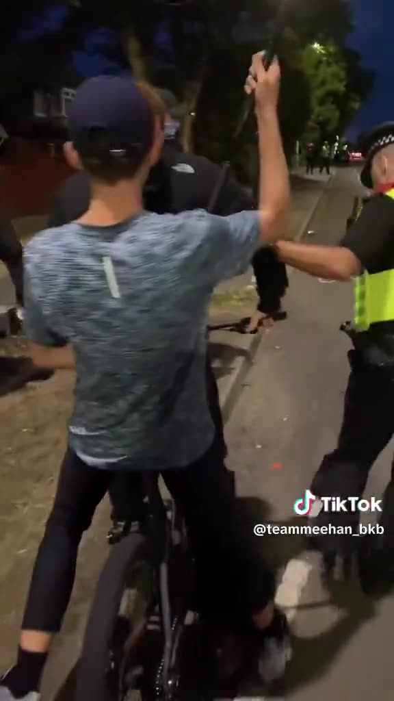 Police went after a kid because he was riding down the street with a flag 🏴󠁧󠁢󠁥󠁮󠁧󠁿🇬🇧🏴󠁧