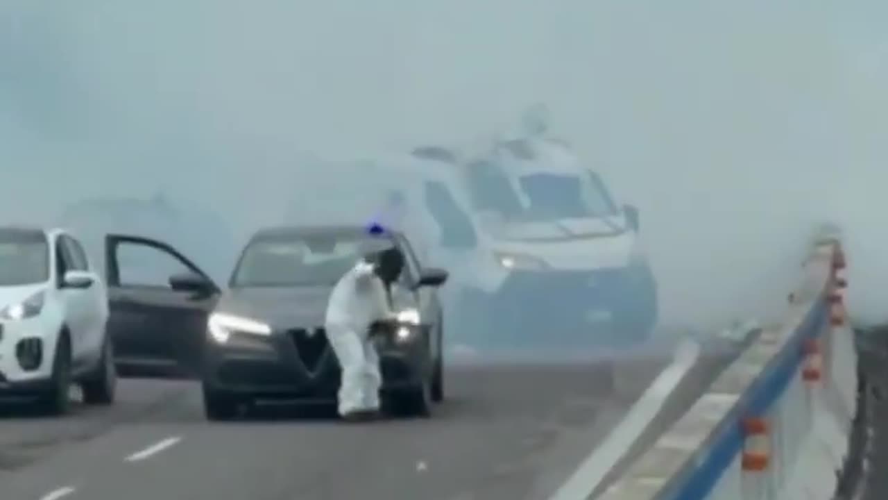 🇮🇹 Armed robbers attack cash-in-transit van on highway in southern Italy in broad daylight.