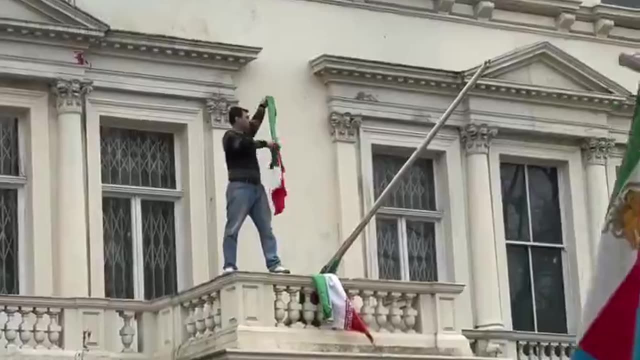 🚨⚡️ Protesters stormed the Iranian embassy in the British capital, climbed onto the balcony,