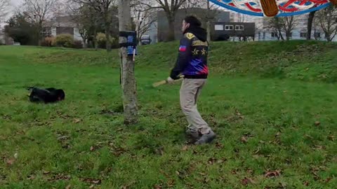 Puissance contenue. Frappe maîtrisée.