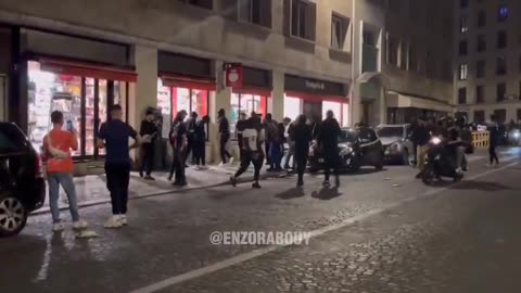 🚨🇫🇷BREAKING: It is being claimed that shops have started to be looted in Paris.