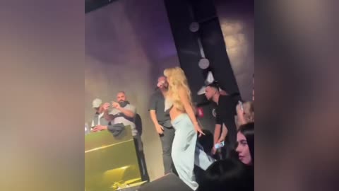 Këngëtarja e njohur rrëzohet gjatë ngjitjes në skenë, video-ja bëhet virale në rrjet