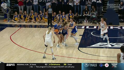 🫣 SCARY moment after teammates collide | NCAA women's basketball tournament, UConn Huskies vs SDSU |