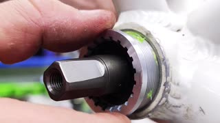 How to quickly and efficiently lubricate and install the bottom bracket and cranks of a bicycle