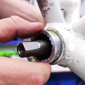 How to quickly and efficiently lubricate and install the bottom bracket and cranks of a bicycle