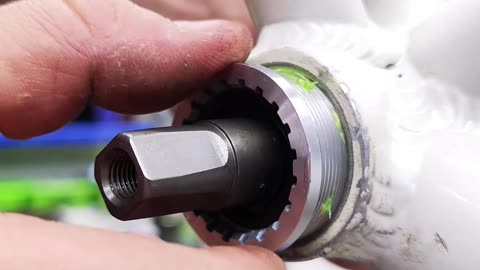 How to quickly and efficiently lubricate and install the bottom bracket and cranks of a bicycle