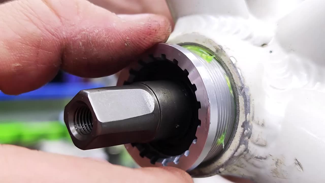 How to quickly and efficiently lubricate and install the bottom bracket and cranks of a bicycle