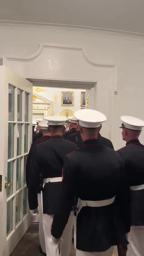 Präsident Donald J. Trump lädt das Marine Corps Silent Drill Platoon ins Oval Office ein