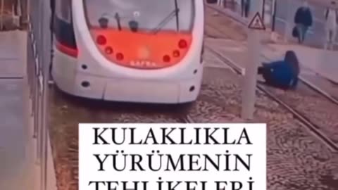 Yolda kulaklıkla yürümek, özellikle tramvay yolundan geçerken, ciddi tehlikelere