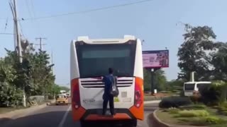 Video: Hombre se cuelga en parte trasera de bus de Transcaribe en La Bodeguita