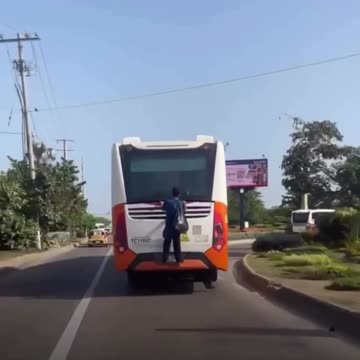 Video: Hombre se cuelga en parte trasera de bus de Transcaribe en La Bodeguita