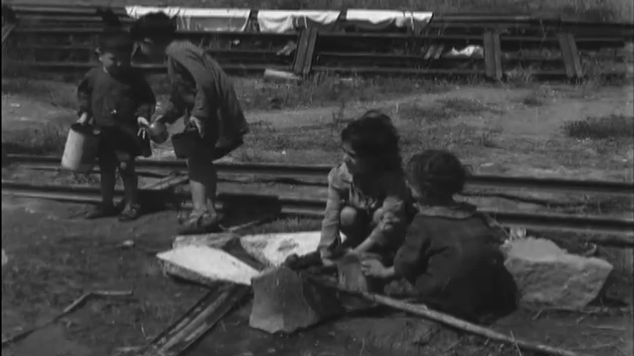 FIELD MARSHAL JAN S... - FIELD MARSHAL JAN SMUTS ARRIVES IN ROME, ITALY ; REFUGEES AT - 111-adc-1390