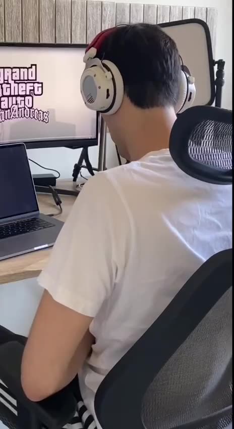 Always manages to remove his hands 😅