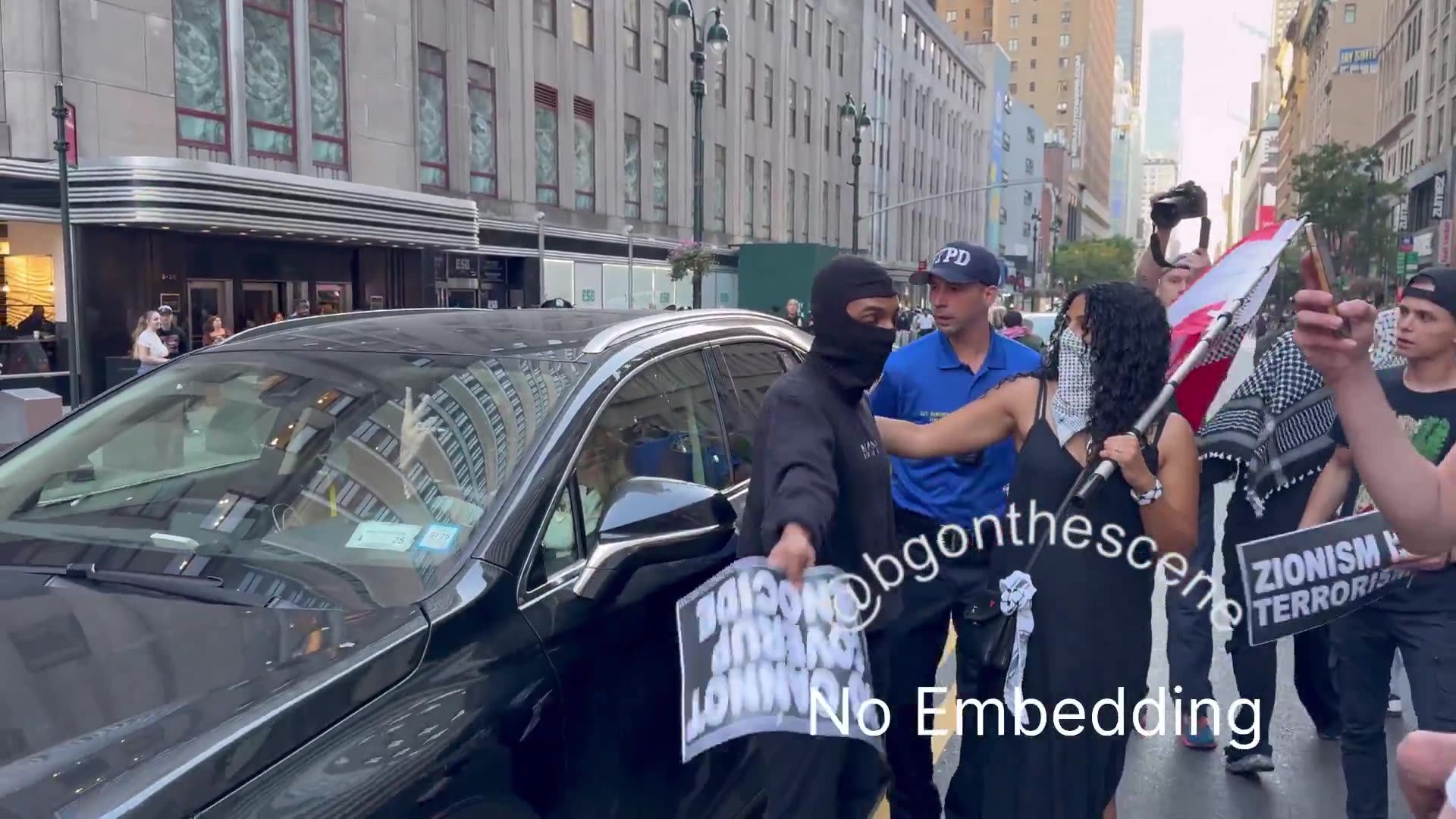 Yt wmn in car harassed / Spit on by angry muslims in NEW YORK.. the TAKEOVER is happening