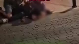 Un policía en España fuera de servicio asfixia hasta la muerte a un ladrón que retenía