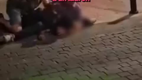 Un policía en España fuera de servicio asfixia hasta la muerte a un ladrón que retenía