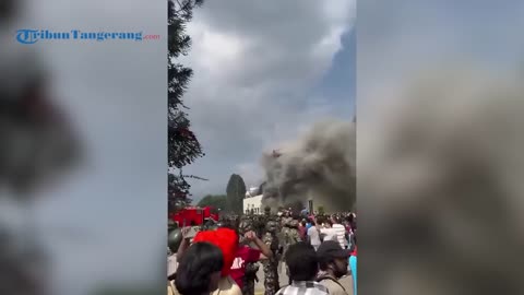 Pasrah Pakaiannya Dilucuti, Dikejar ke Sungai, Menkeu Nepal Jadi Bulan-bulanan Warga