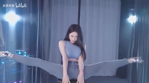 "Dancer with KILLER LONG LEGS performs amazing splits 🦵