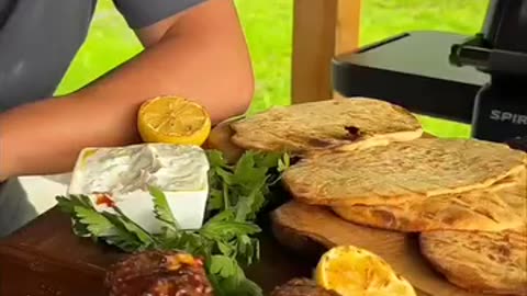 Grilled meat balls with bread