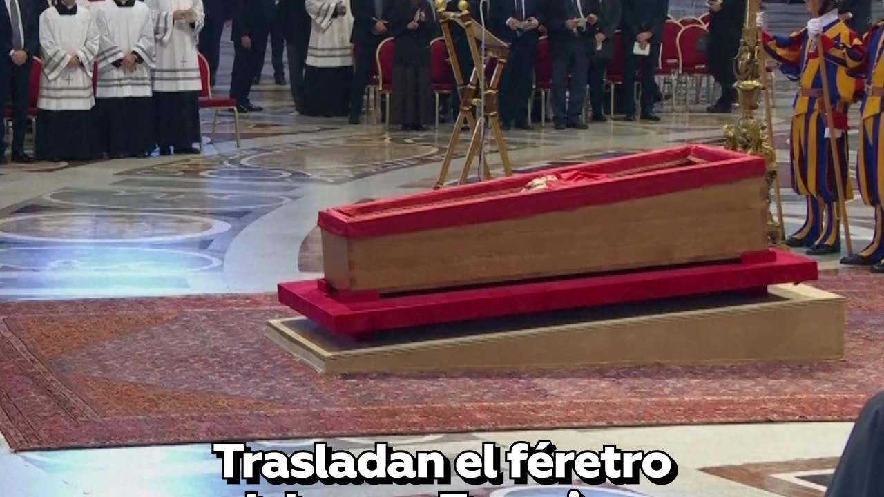 El féretro del papa Francisco llega a la Basílica de San Pedro