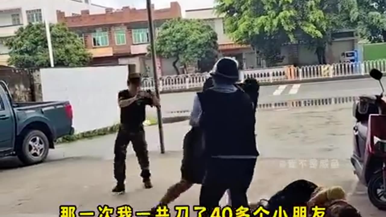 热心市民参加学校防暴演习,结果用力过猛