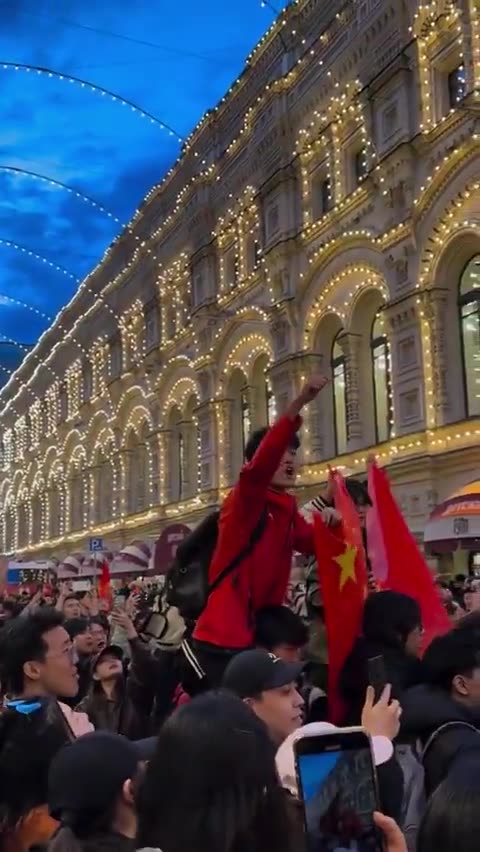 🇷🇺🇨🇳 ✊🏻 Moscow: Chinese students sing together