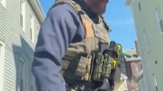 Agentes de migración rompen ventana de un auto para detener a un hombre