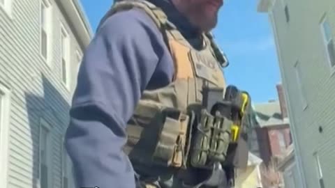 Agentes de migración rompen ventana de un auto para detener a un hombre