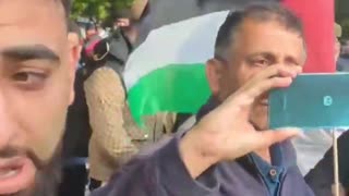 Muslims insult and shout in face of British police, who incredibly do not react.