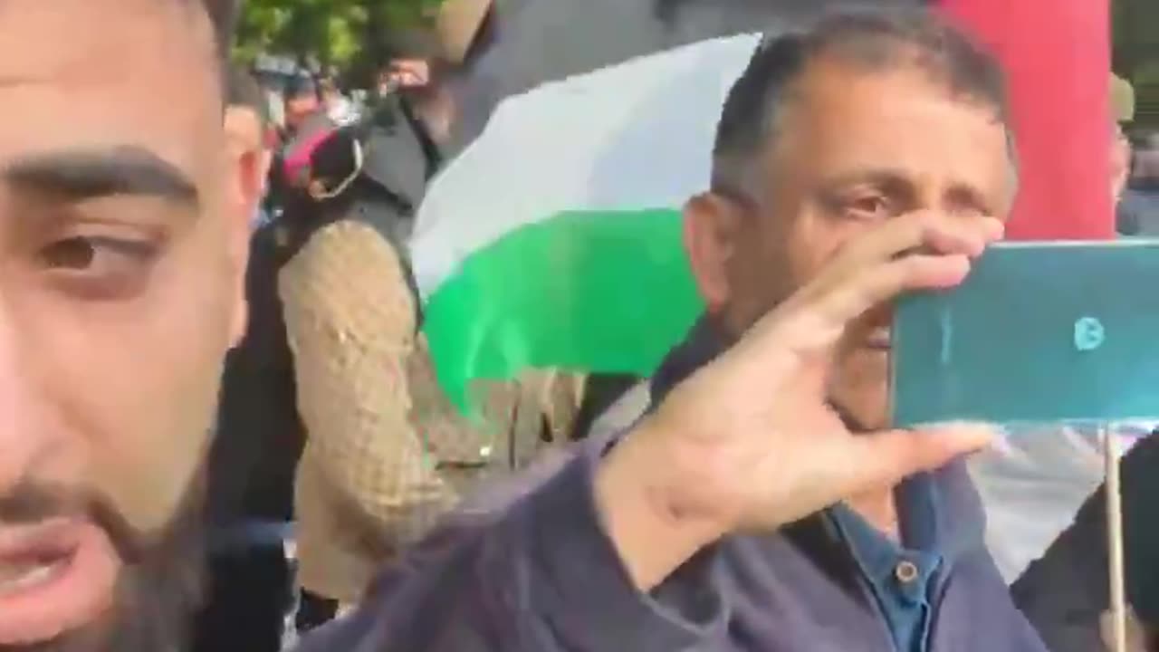 Muslims insult and shout in face of British police, who incredibly do not react.