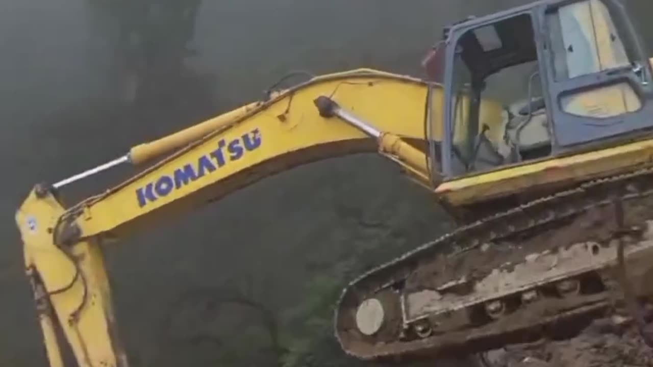 "JCB Falls Off Cliff During Mountain Work – Shocking Accident Caught on Camera!"