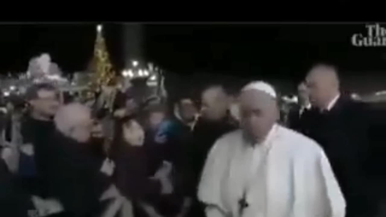 el falso Papa Francisco pegando a la gente