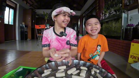 Duong Cookie makes tokpokki wrapped in cheese, they eat delicious