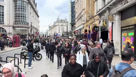 Exploring Central London | 4K London Walk Through Famous Streets