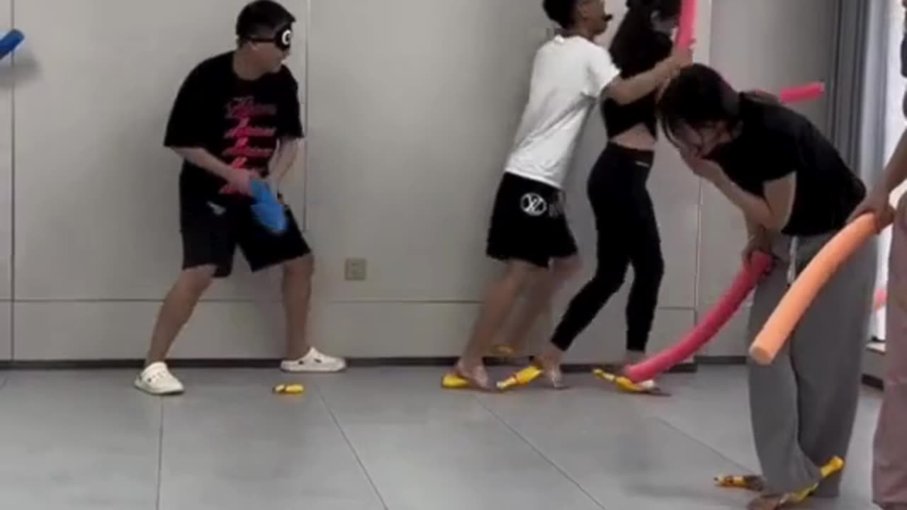 Screaming Chicken Game 🐔😱 – The Wildest Blindfolded Challenge You’ll Ever Play