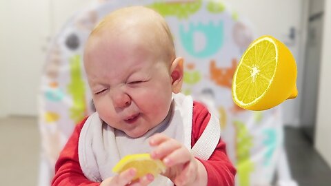 The baby tried new food for the first time.🍋