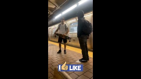 🇺🇸 NYC. A man defends himself from a potential knife attack with a skateboard.