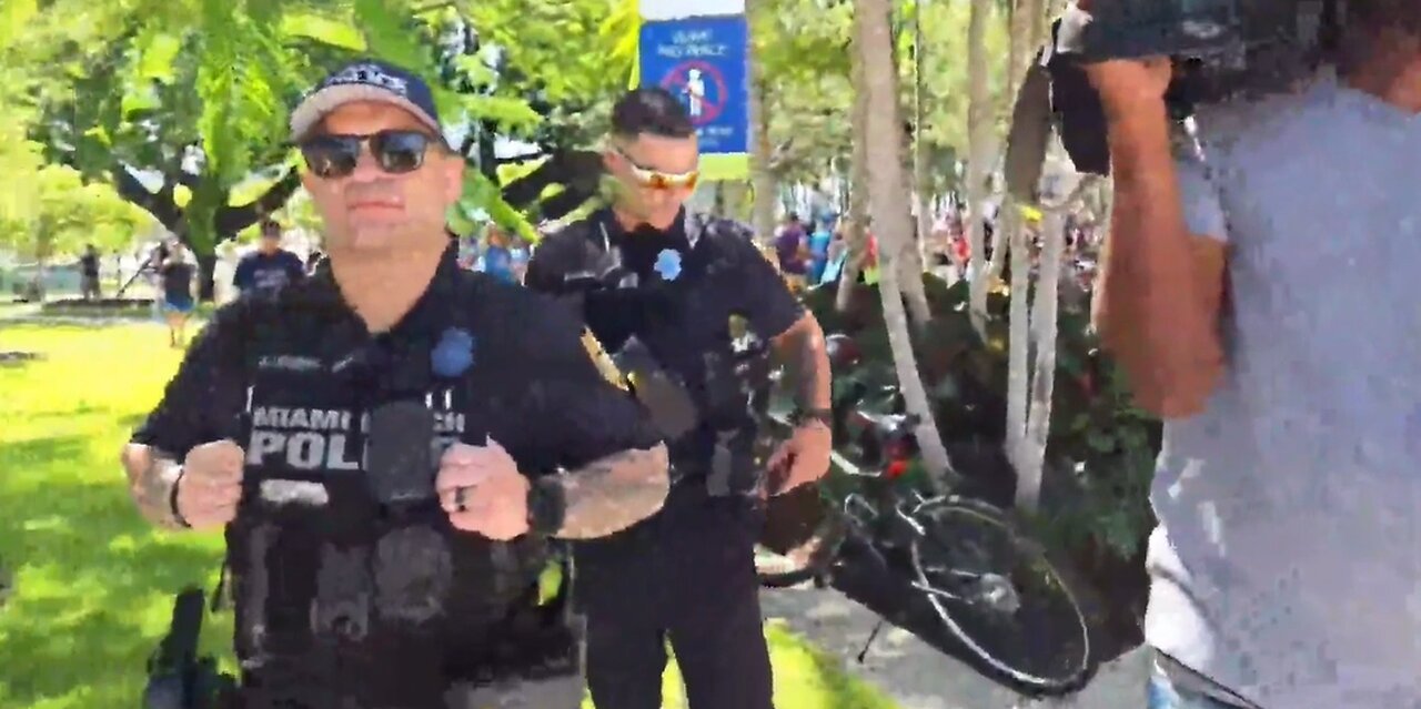 IP2 Stories - Crack Sparrow Argues With Protestors & Talks To The News During No Kings Protest