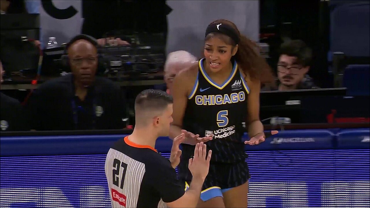 🫢 TECH, Angel Reese SCREAMS BS! after OBVIOUS pushing foul | Chicago Sky WNBA womens basketball