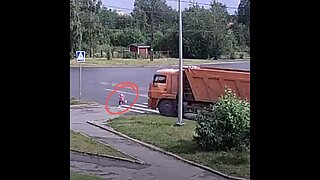 Un camión Kamaz casi atropella a un niño en Rusia