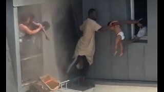 Man rescues 6 people, 4 of them children, from building fire 🔥